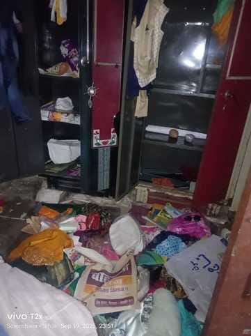 Thieves entered the house with the help of a tree and stole jewelery worth lakhs