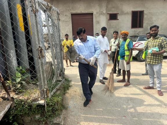 Municipal employees administered a cleanliness pledge to the public