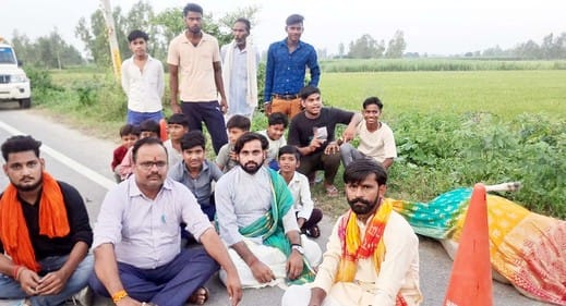 Cow carcass not removed from highway, Hindu organisation protests