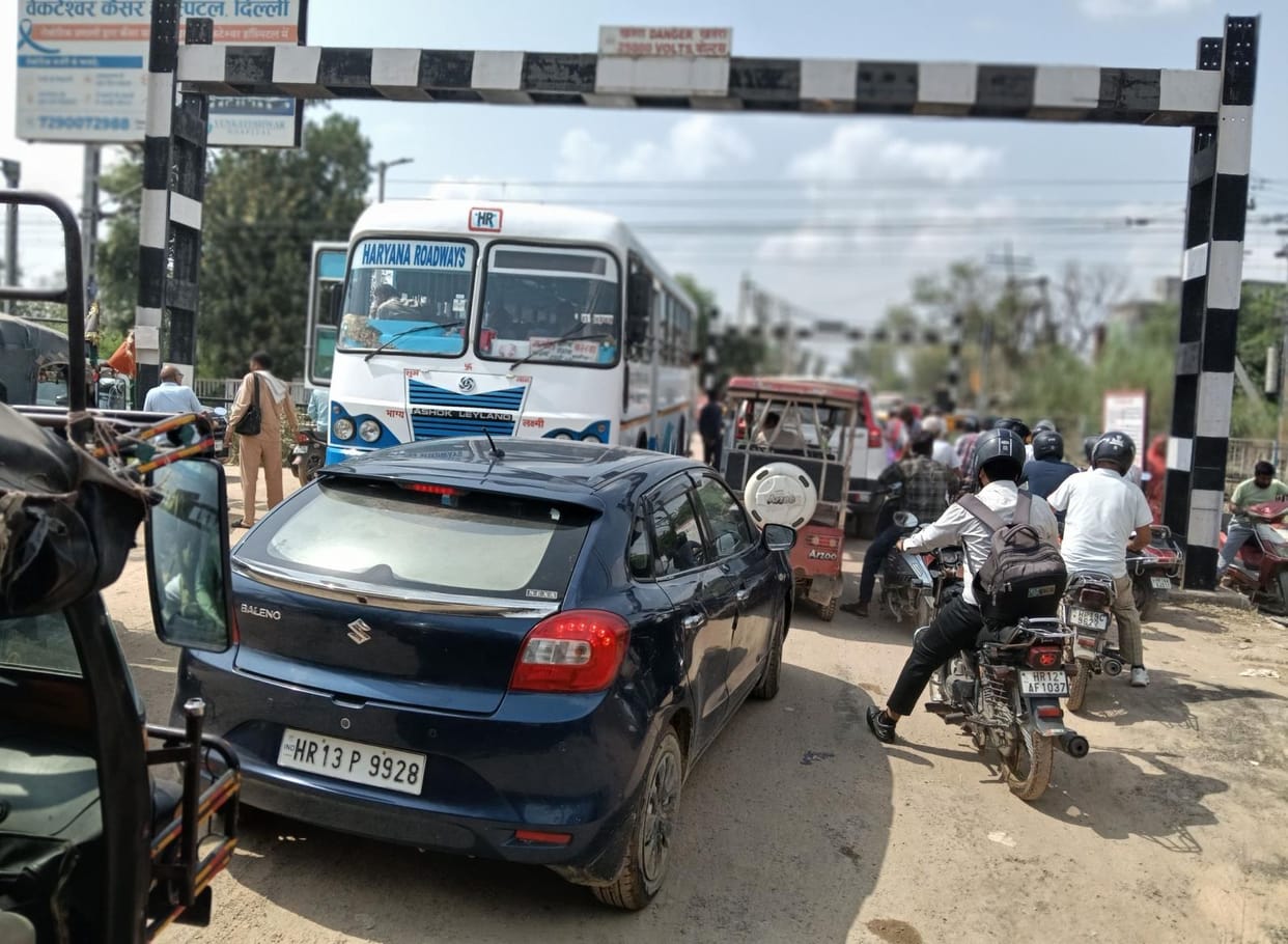 Vehicles are obstructing the ROB construction work, causing traffic jams every 10 minutes.
