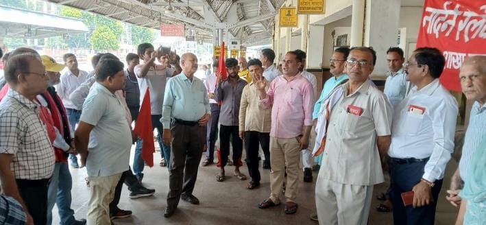 Employees took to the streets in support of loco pilots.