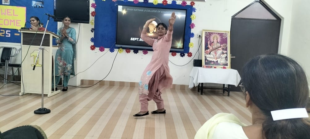 Janvi was selected as Miss Freshers and Arjun was selected as Mr. Freshers