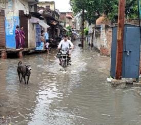 Roads flooded in rains, fields flooded