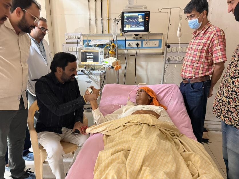 Jaipur News: Beniwal visits SMS hospital, backs Naresh Meena’s protest and criticizes state government