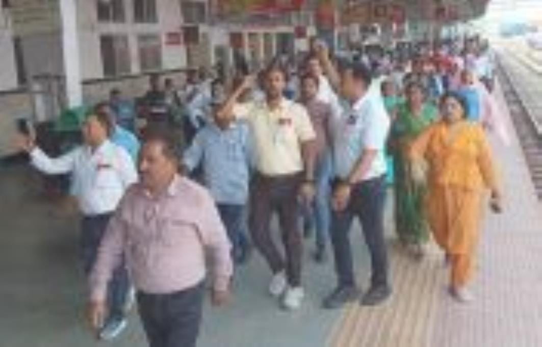 Railway workers raised their voice