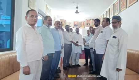Teachers submitted memorandum to MP in protest against the necessity of TET.