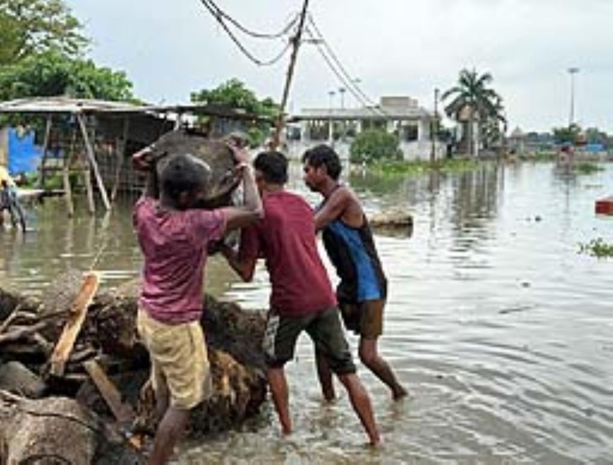 Flood: Uttarasot village targeted by Rapti river, villagers panicked