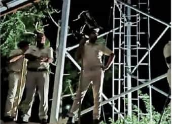 टॉवर पर चढ़े युवा, नीचे खड़े आरसी के जवान