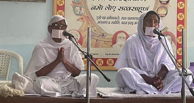 Dada, if it is the dust of your feet... the devotees were overwhelmed with emotion.