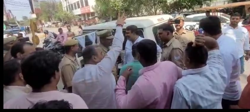Khaki caught the blue light, BJP members turned red and yellow