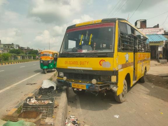 Gorakhpur News: School bus collides with divider due to steering failure, major accident averted