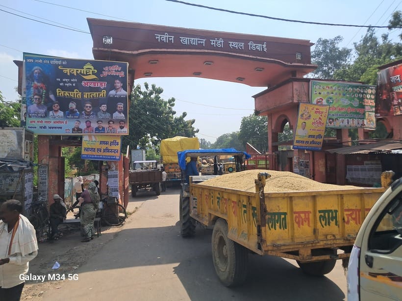 The bumper arrival of paddy in the market brought smiles on the faces of traders.