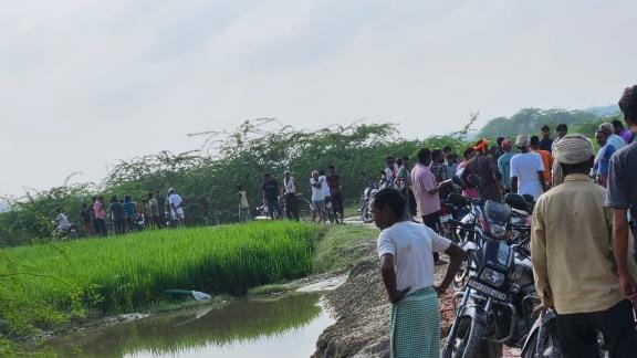 Miscreants robbed a woman of her jewellery, villagers surrounded them.