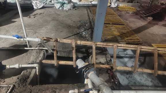A worker cleaning a water tank died, two others are in critical condition.