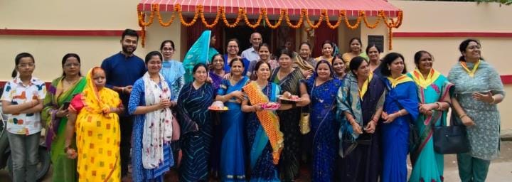 Sai Rath Yatra was welcomed by showering flowers.