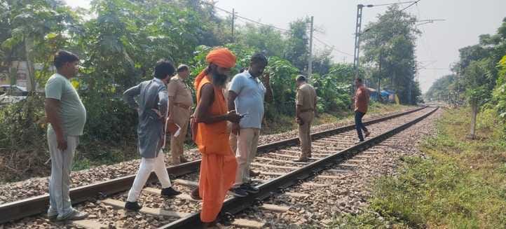Eight cattle died after being hit by the Mathura-Chhapra Express, the train was stopped