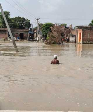 The water level of the Ganges started rising, making movement difficult