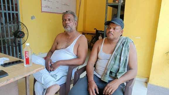 Youths riding a Bolero beat up and robbed a liquor contractor and a salesman