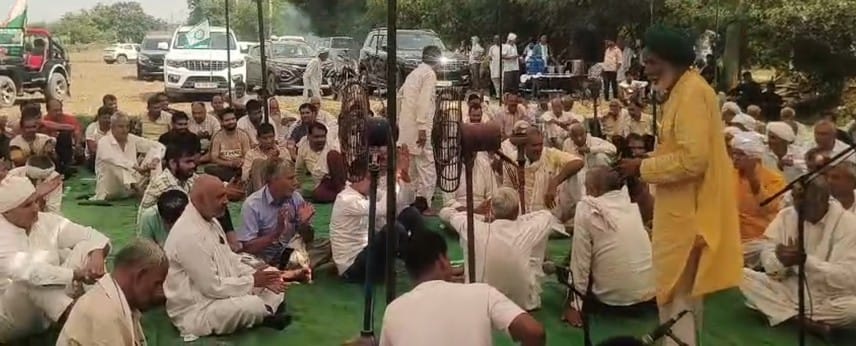 The administration accepted the demands and the farmers' protest ended.