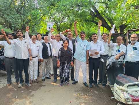 Slogans were raised against the jail administration and the arrest of the murderers was demanded.