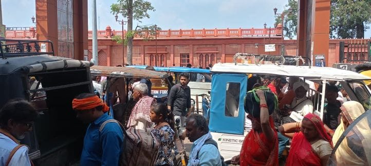 Jam outside railway station, devotees upset