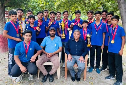 Sports school players hoisted the flag in athletics