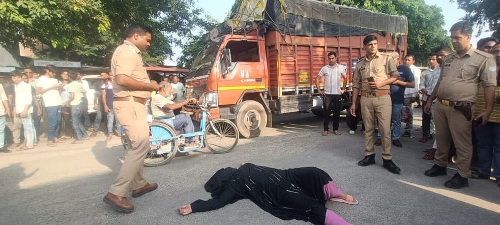After a dispute with her in-laws, a woman lay down on the road in front of the police station, causing commotion.