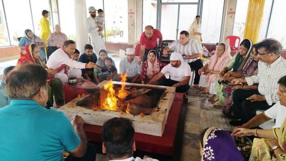 Devotees danced to the hymns of Lord Krishna.