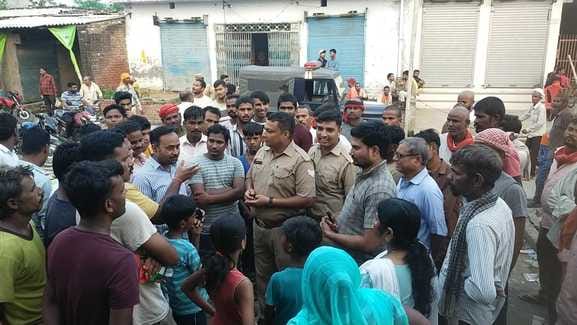 Women sitting on strike to remove liquor shops from the population