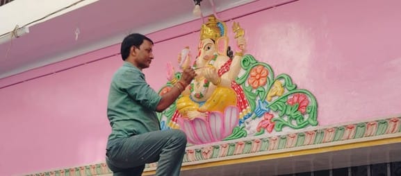 Mother Jagdamba came riding in the yard, decorated court