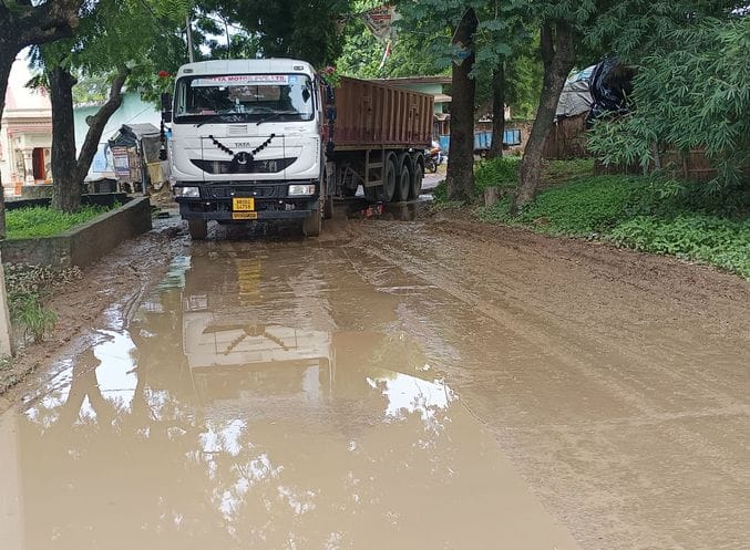 Siddharthnagar News: Two km road turns into pothole, traffic becomes a problem