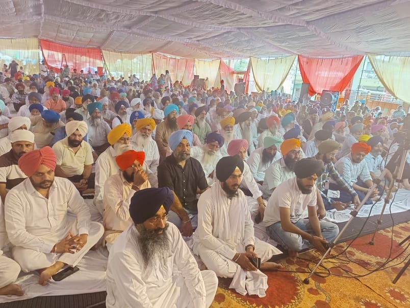 Ragi groups delighted the audience with kirtan.