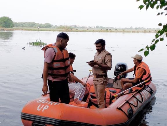 The girl who jumped into the Gomti river is still missing
