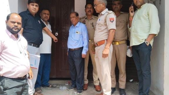 Etah: Apurva Sarkar Clinic in Nidhauli Kalan sealed, accused of killing a farmer two days ago due to wrong injection