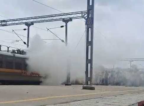 Smoke billowed from the engine of the Intercity Express, causing the train to stand still for 37 minutes.