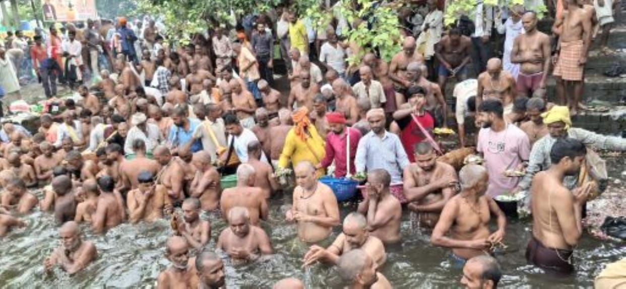 Farewell to ancestors by bathing and donating on the banks of Saryu