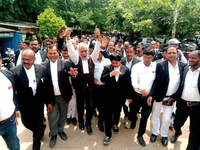 The lawyers took out a procession and boycotted work.