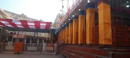 The court of Maa Vindhyavasini was illuminated with colorful lights and chunari.