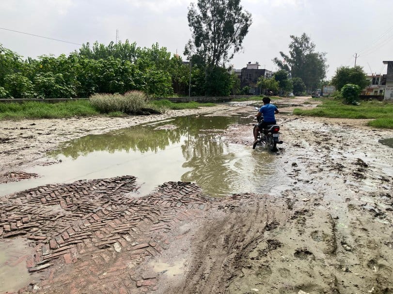 The road connecting more than 10 colonies is in bad condition, people are in distress.