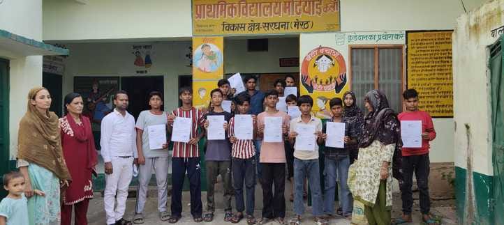 Illiterate people participated in the Ullas Navbharat Literacy Examination.