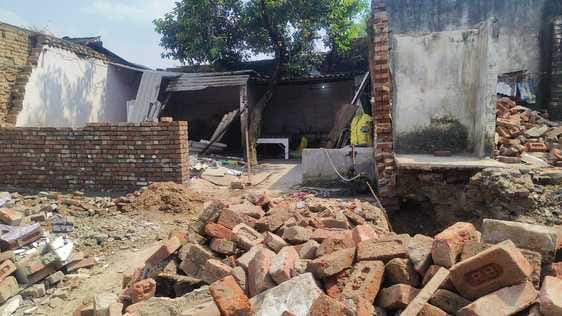 Rebuilding the wall of a demolished house became a source of tension.