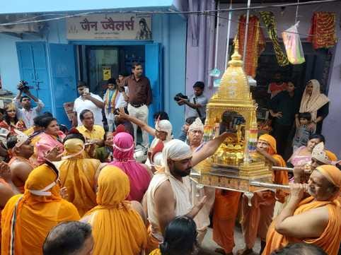 The palanquin procession of Lord Chandraprabhu was taken out.