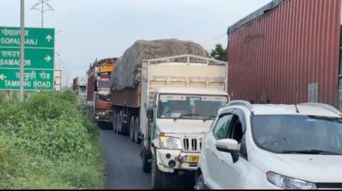 Truck breaks down on road, causes traffic jam