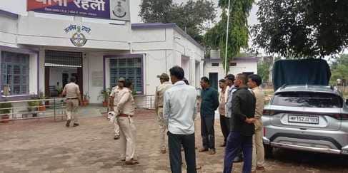 थाने में खड़े वनकर्मी