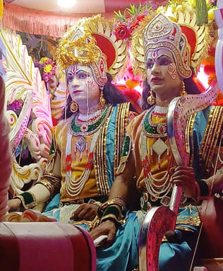 A grand wedding procession of Lord Ram was taken out with bands.