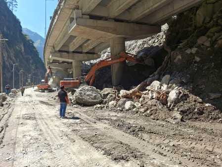 Passengers were troubled by hunger and thirst due to the closure of the highway.
