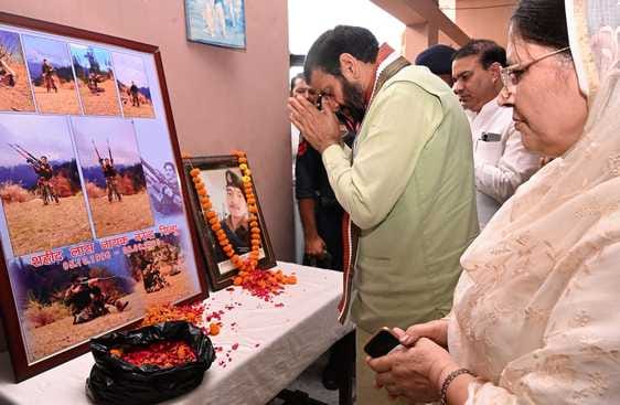 CM pays tribute to martyr Narendra Singh
