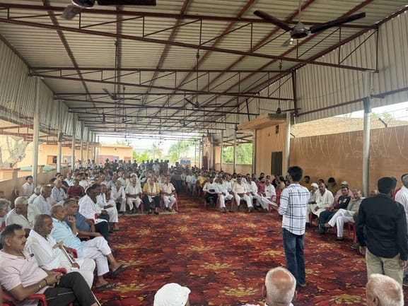 Villagers and MLA face to face on the issue of making Fatehpur a municipal corporation.