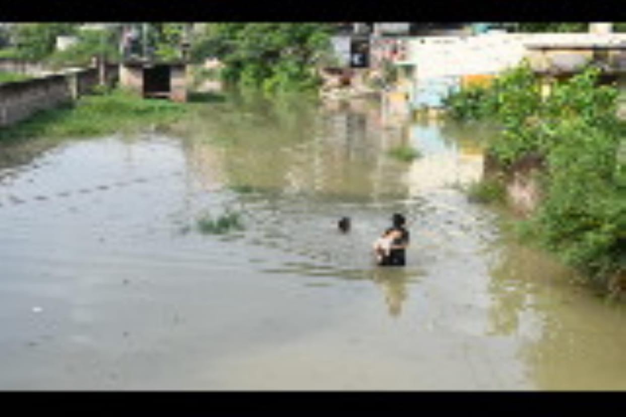 In Gorakhpur  Flood, After Uttarasot, now erosion has started in Malav too.16 villages affected by floods