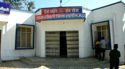 Shahdol News: A man assaulted a policeman who was clearing a road blockage.